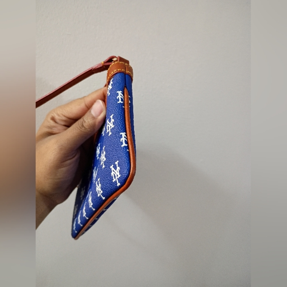 Dooney & Bourke and NY Mets, NWOT, Wristlet, Zipper Closure, Color Blue and Tan - Picture 5 of 10